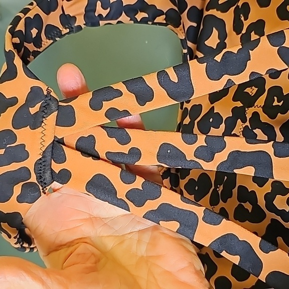 Designed by Fittin, active wear sports/dra,‎ size large. Animal Print. Nice cond - Picture 3 of 8